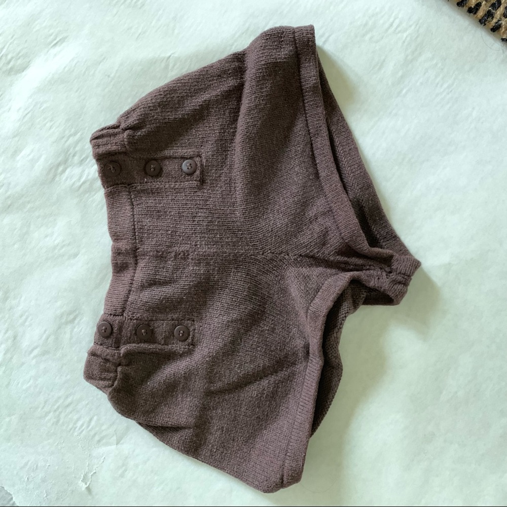 Knit short shorts